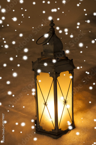 Photo: Laterne im Dunkeln mit Schnee Laterne im Dunkeln mit Schnee