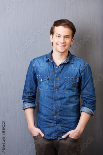 Photo: junger mann vor grauer wand junger mann vor grauer wand