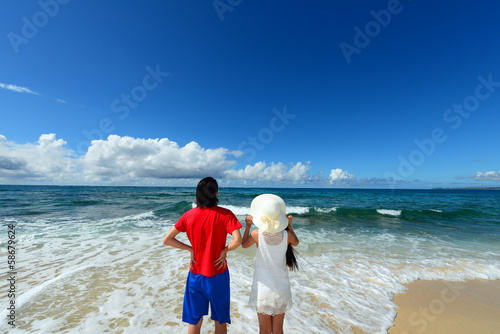 Photo: 沖縄の美しいビーチで寛ぐカップル 沖縄の美しいビーチで寛ぐカップル