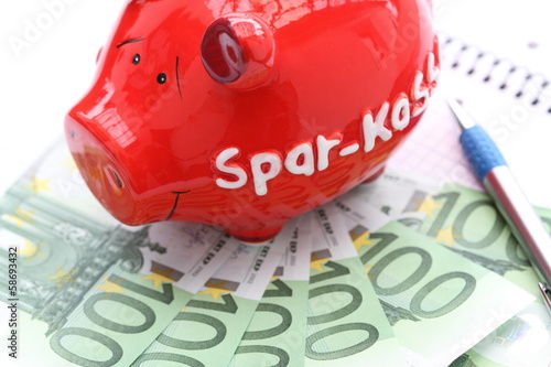 Photo: rotes Sparschwein mit Geld rotes Sparschwein mit Geld