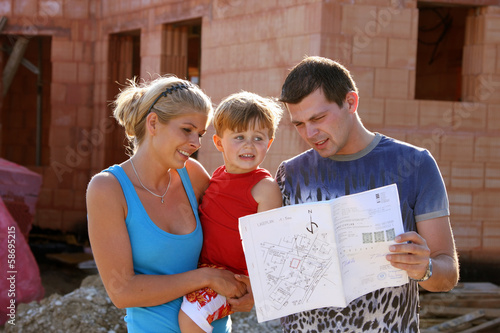 Photo: Familie vor Rohbau baut ein Haus Familie vor Rohbau baut ein Haus