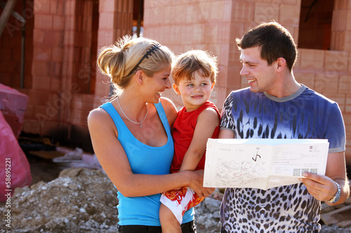 Photo: Familie vor Rohbau baut ein Haus Familie vor Rohbau baut ein Haus