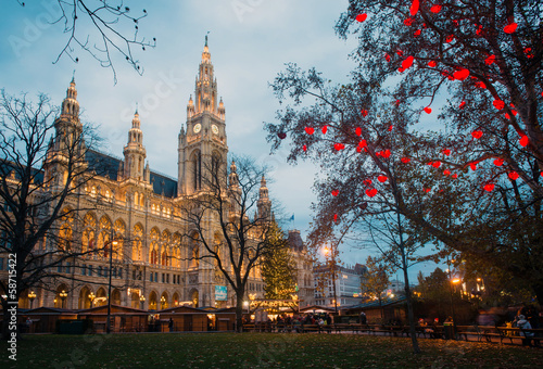 Photo: City Hall (Rathaus) in Vienna with Christmas market, Austria City Hall (Rathaus) in Vienna with Christmas market, Austria