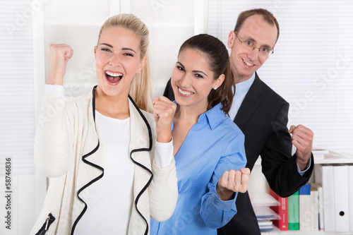 Photo: Erfolgreiche junge Menschen - Teamarbeit Erfolgreiche junge Menschen - Teamarbeit
