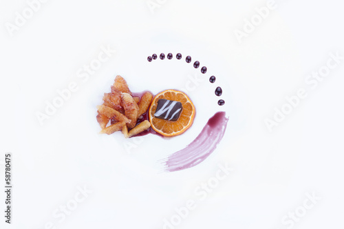 Photo: pralina di cioccolato su guarnizione di mandarino pralina di cioccolato su guarnizione di mandarino