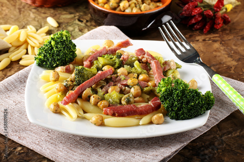 Photo: Pasta with broccoli, chickpeas and bacon Pasta with broccoli, chickpeas and bacon