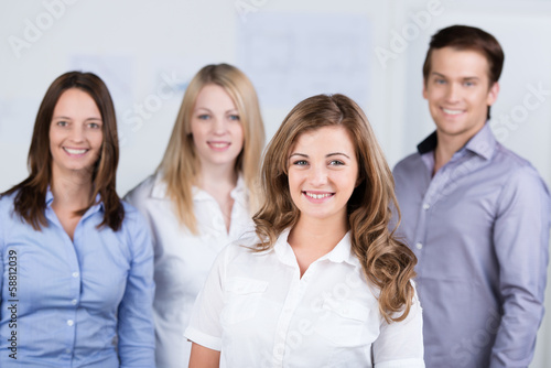 Photo: lächelnde junge frau macht eine ausbildung im büro lächelnde junge frau macht eine ausbildung im büro