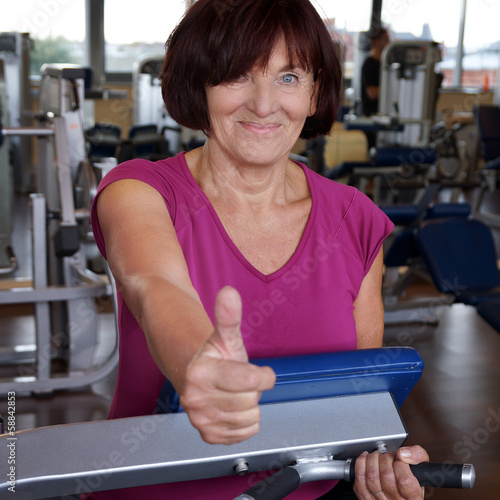 Photo: Daumen hoch zum Sport im Fitnessstudio Daumen hoch zum Sport im Fitnessstudio
