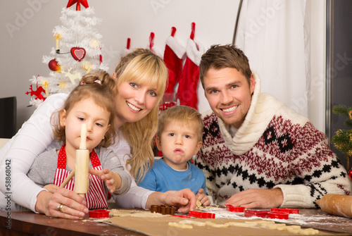 Photo: familie bäckt mit kinder kekse familie bäckt mit kinder kekse
