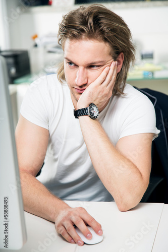 Photo: gelangweilter Angestellter gelangweilter Angestellter