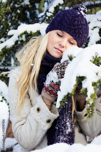 Photo: beautiful winter woman playing with snow beautiful winter woman playing with snow