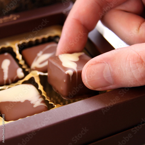 Photo: praline aus der schachtel nehmen praline aus der schachtel nehmen