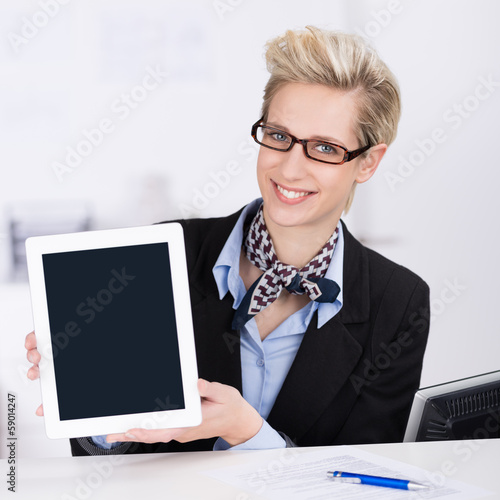 Photo: mitarbeiterin zeigt information am tablet mitarbeiterin zeigt information am tablet