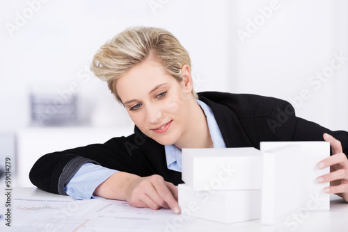 Photo: architektin arbeitet an einem model architektin arbeitet an einem model