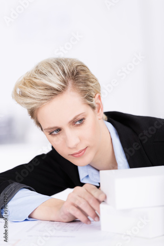 Photo: junge frau schaut prüfend auf model junge frau schaut prüfend auf model