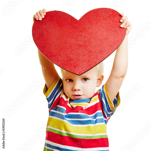 Photo: Kind zeigt rotes Herz als Symbol für Liebe Kind zeigt rotes Herz als Symbol für Liebe