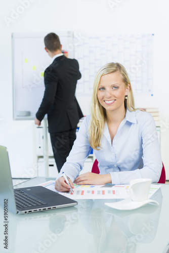 Photo: managerin bei der planung managerin bei der planung