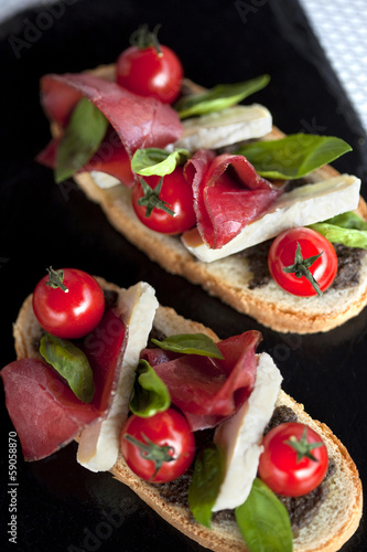 Photo: Tartines avec tapenade, tomate, jambon et fromage Tartines avec tapenade, tomate, jambon et fromage