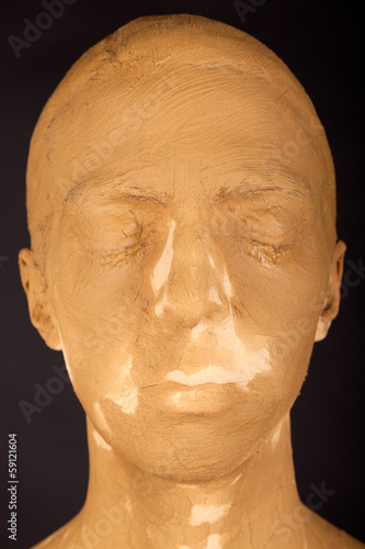 Photo: Die junge Frau mit der Gesichtsmaske Die junge Frau mit der Gesichtsmaske
