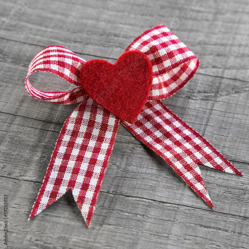 Photo: Rotes Herz mit Schleife als Dankeschön zum Valentinstag Rotes Herz mit Schleife als Dankeschön zum Valentinstag