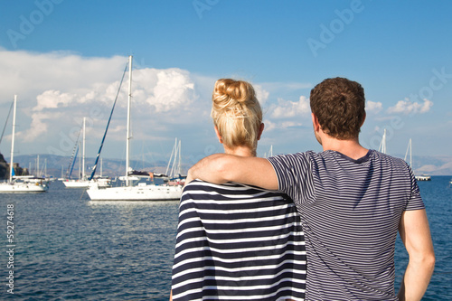 Photo: Segler Paar - Mann und Frau mit Segelboot am Meer im Urlaub Segler Paar - Mann und Frau mit Segelboot am Meer im Urlaub