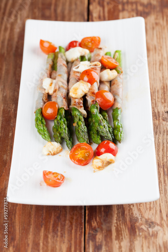 Photo: Grilled asparagus with prosciutto, mozzarella and cherry tomatoe Grilled asparagus with prosciutto, mozzarella and cherry tomatoe