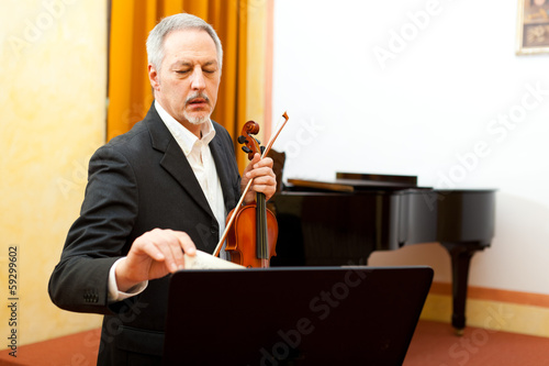 Photo: Man playing violin Man playing violin