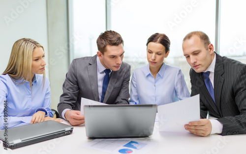 Photo: business team with laptop having discussion business team with laptop having discussion