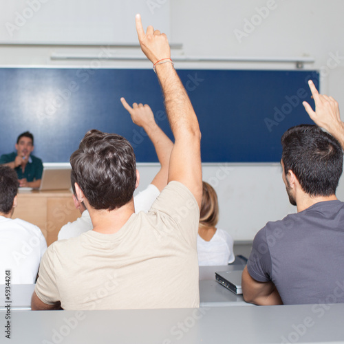 Photo: Professor waehlt einen Studenten aus Professor waehlt einen Studenten aus