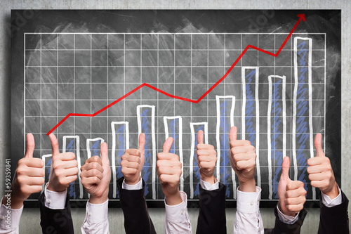 Photo: Top-Daumen vor positiver Statistik Top-Daumen vor positiver Statistik