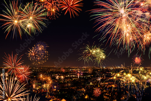 Photo: Stimmungsvolles Feuerwerk über der Stadt Stimmungsvolles Feuerwerk über der Stadt