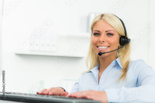 Photo: callcenter mitarbeiterin callcenter mitarbeiterin