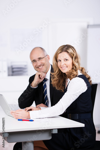 Photo: zwei kollegen arbeiten am laptop zwei kollegen arbeiten am laptop