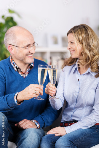 Photo: ehepaar prostet mit einem glas sekt ehepaar prostet mit einem glas sekt