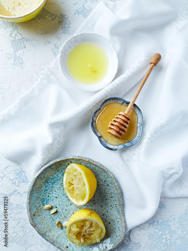 Photo: Acacia honey, lemon and lemon juice (from above) Acacia honey, lemon and lemon juice (from above)