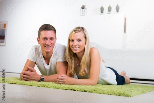 Photo: glückliches paar in ihrem wohnzimmer glückliches paar in ihrem wohnzimmer