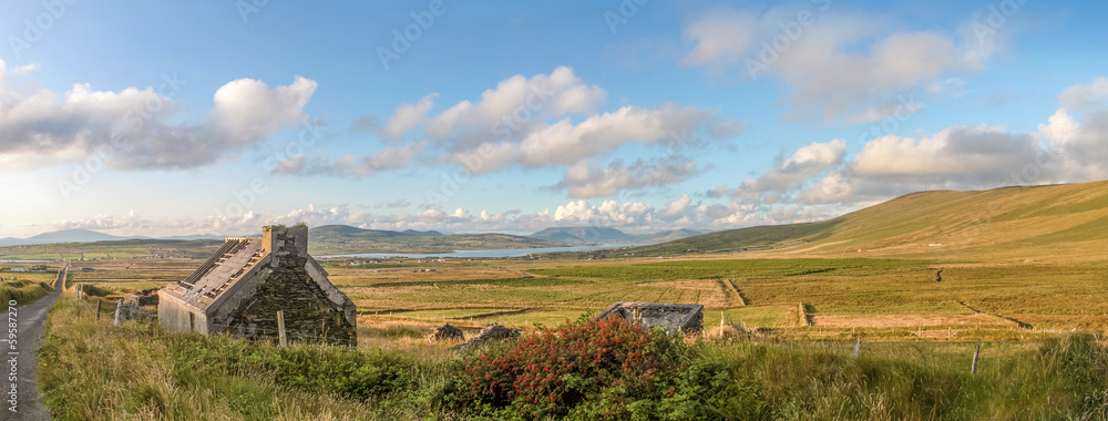 Weidelandschaft Panorama und Ruine bei Portmagee