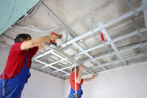 Photo: The wage workers set the ceiling profile in new flat The wage workers set the ceiling profile in new flat