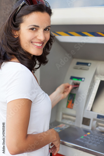 Photo: Frau am Bankautomat Frau am Bankautomat
