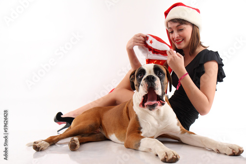 Photo: ragazza con cane a natale ragazza con cane a natale
