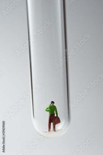 Photo: 試験管の中にいるミニチュアの人形 試験管の中にいるミニチュアの人形