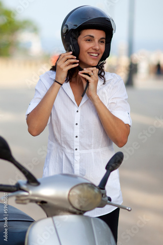 Photo: Frau mit Helm Frau mit Helm