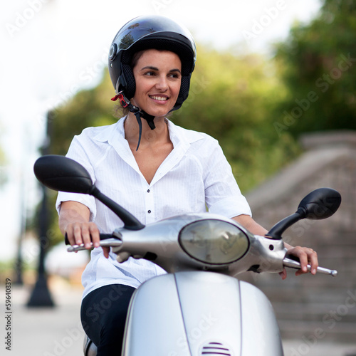 Photo: Frau mit Helm auf Moto Frau mit Helm auf Moto