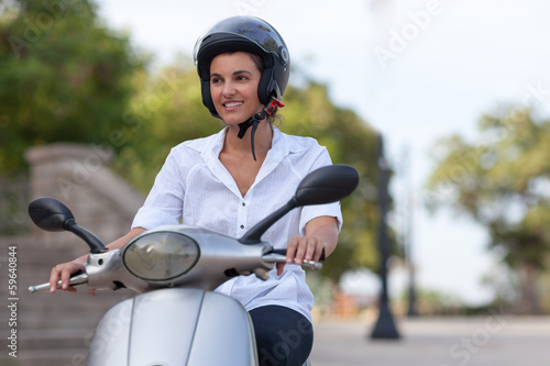 Photo: Frau auf Scooter Frau auf Scooter