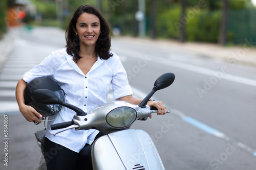 Photo: Frau mit Helm Frau mit Helm
