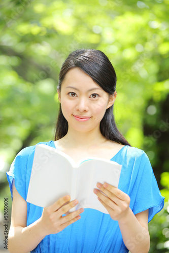Photo: 読書をする女の子 読書をする女の子