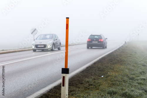 Photo: Nebel auf einer Straße mit Autos Nebel auf einer Straße mit Autos