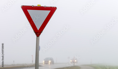 Photo: Nebel auf einer Straße mit Autos Nebel auf einer Straße mit Autos
