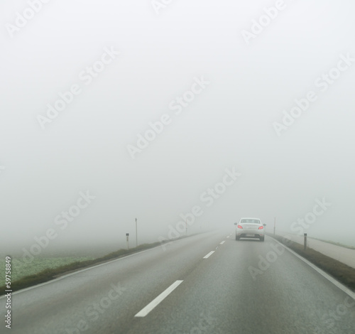 Photo: Nebel auf einer Straße mit Autos Nebel auf einer Straße mit Autos