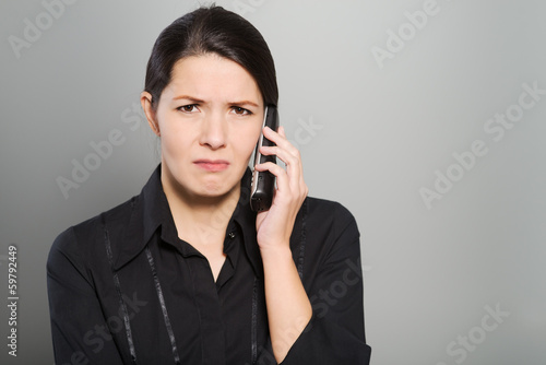 Photo: Attraktive Geschäftsfrau führt ein Telefongespräch Attraktive Geschäftsfrau führt ein Telefongespräch